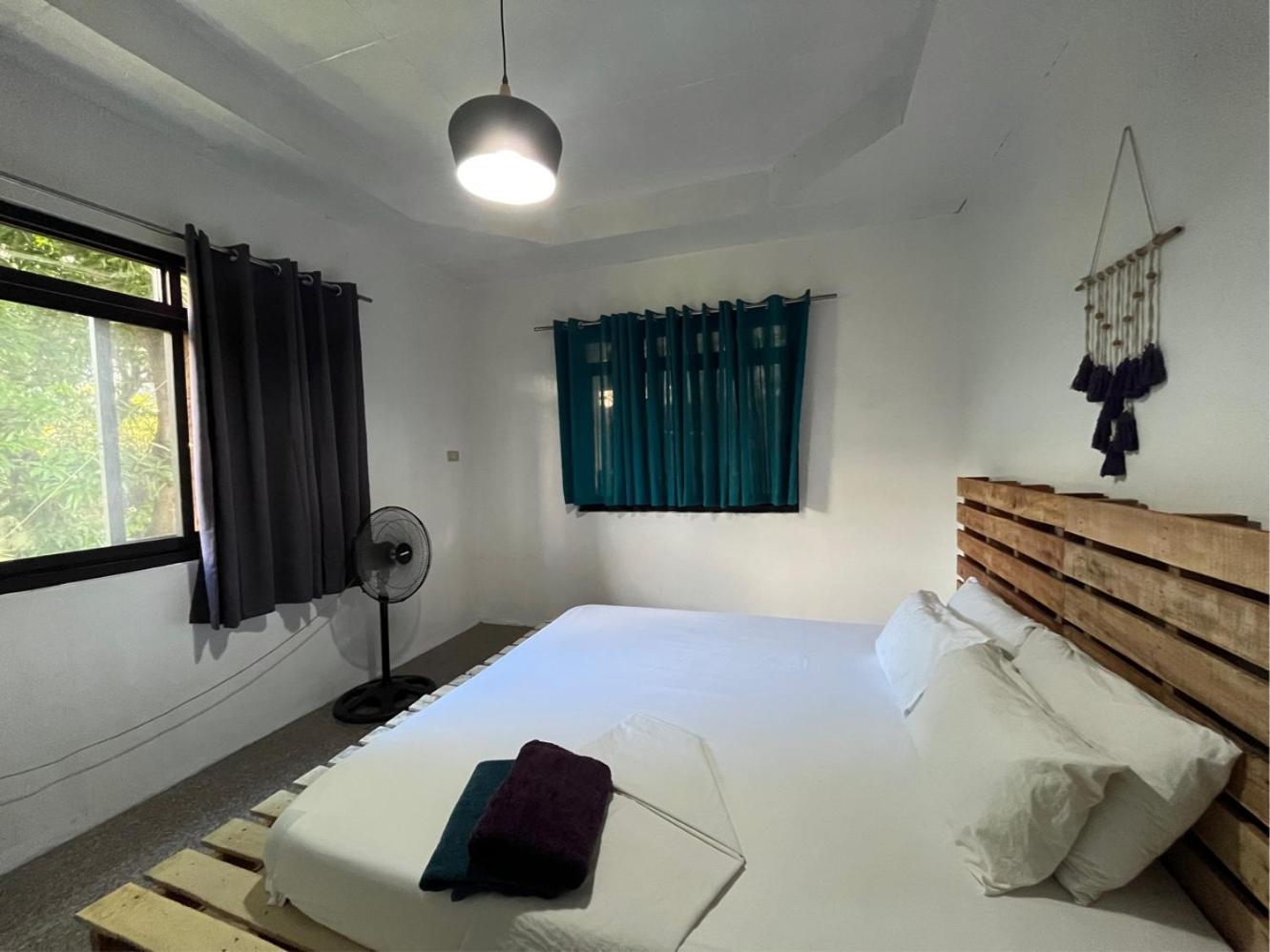 Uncharted Hostel Puerto Galera Bagian luar foto