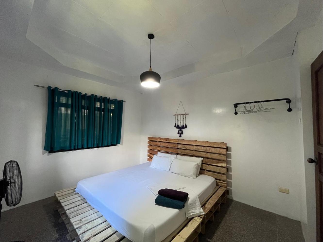 Uncharted Hostel Puerto Galera Bagian luar foto