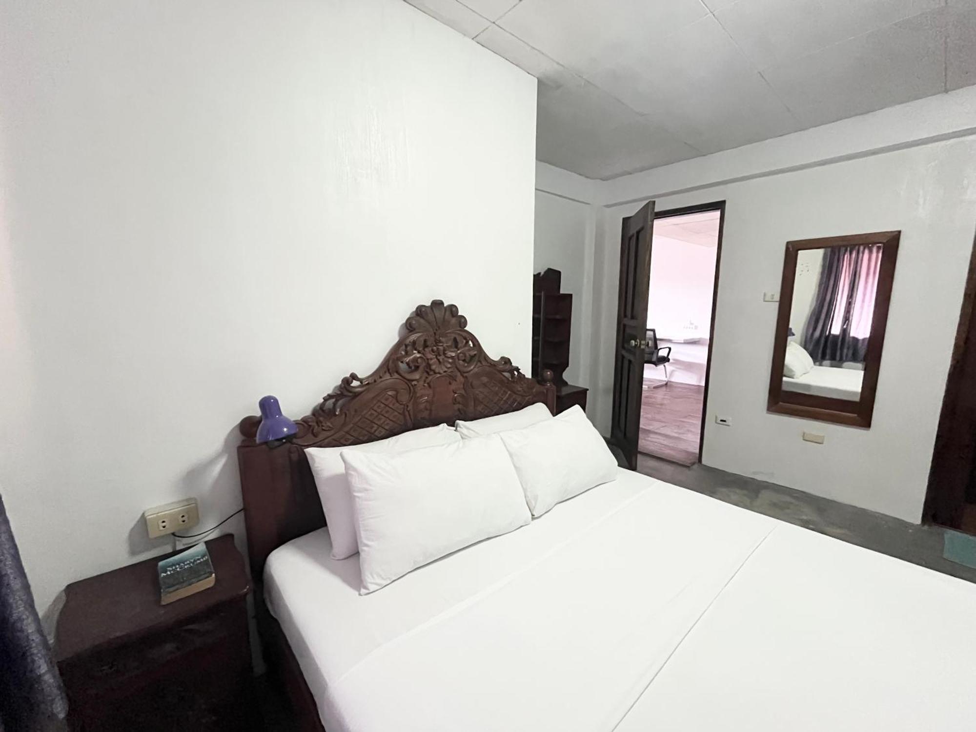 Uncharted Hostel Puerto Galera Bagian luar foto